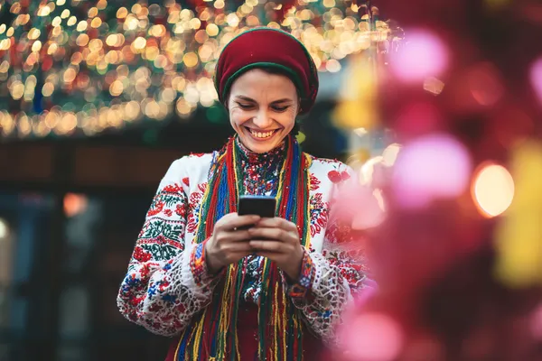 Uma mulher em um vestido verde luxuoso ao lado de uma roleta ornamentada, capturando o clima sofisticado do FIXE777.