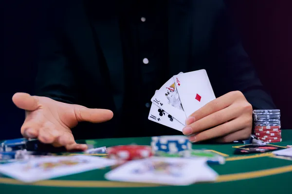 Um jogador usando seu smartphone durante um evento festivo local, representando o cassino totalmente compatível com dispositivos móveis do FIXE777.