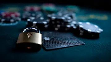 Um laptop brilhando com uma tela de login em um ambiente minimalista, simbolizando o sistema de acesso protegido do FIXE777.